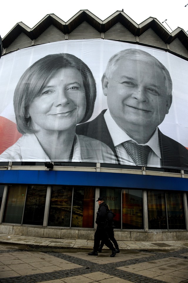 Banner przedstawiający tragicznie zmarłą parę prezydencką Lecha i Marię Kaczyńskich, na Rotundzie przy rondzie Dmowskiego w Warszawie