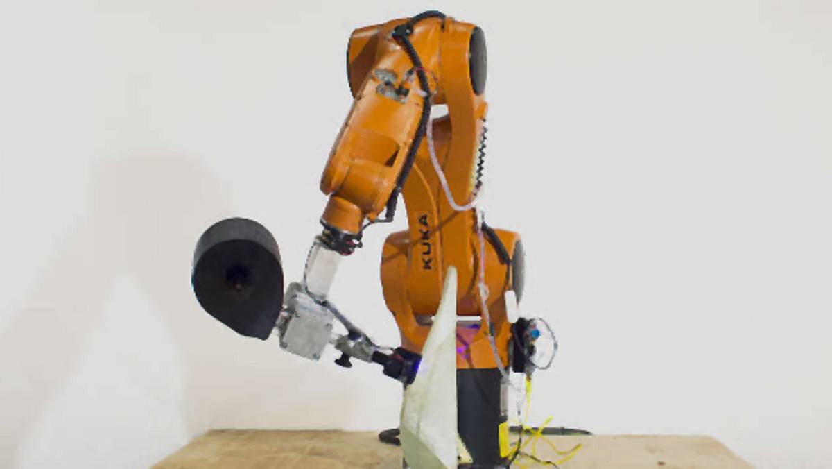 Robotyczne, sześcioosiowe ramię drukuje w 3D włókna szklane