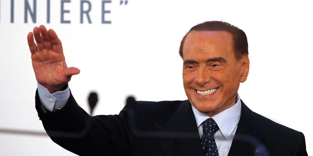 Z twarzą Berlusconiego dzieje się coś niedobrego