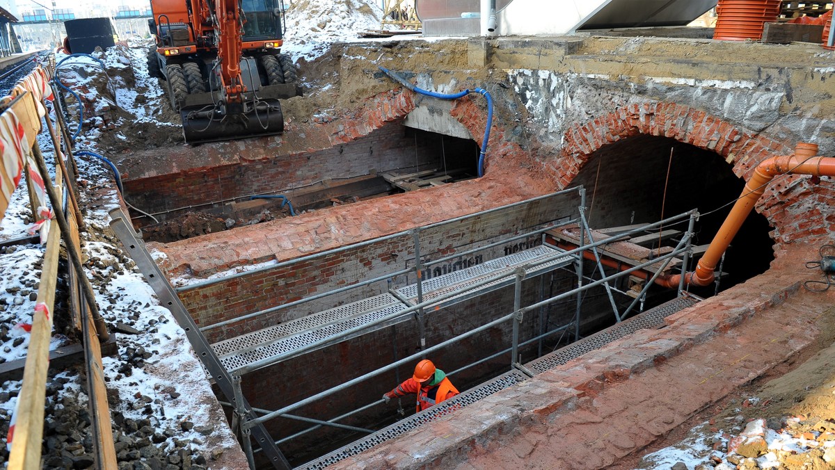 Dziewiętnastowieczny tunel do transportu przesyłek pocztowych odsłonili budowlańcy podczas remontu na dworcu kolejowym Szczecin Główny. Na ścianie zachował się m.in. niemiecki napis.