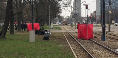 Tragiczny wypadek w Warszawie. Auto rozpadło się na kawałki. Nie żyje trzech młodych mężczyzn