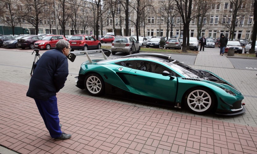 Arrinera to firma notowana na warszawskiej giełdzie. Swój samochód opracowała przy wsparciu polskich projektantów i inżynierów, m.in. z Politechniki Warszawskiej. Głównym celem - jak tłumaczy na swoich stronach internetowych - jest budowa silnej i globalnej marki na rynku motoryzacyjnym w segmencie samochodów sportowych.