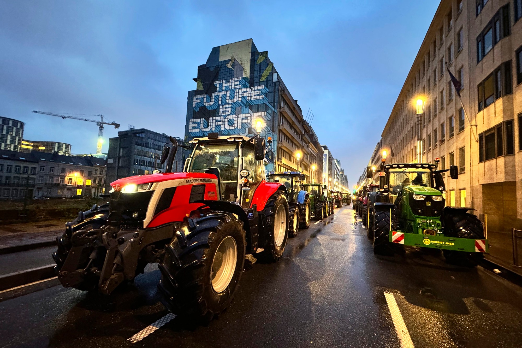 Kvôli protestujúcim farmárom v Bruseli musela zasiahnuť polícia.