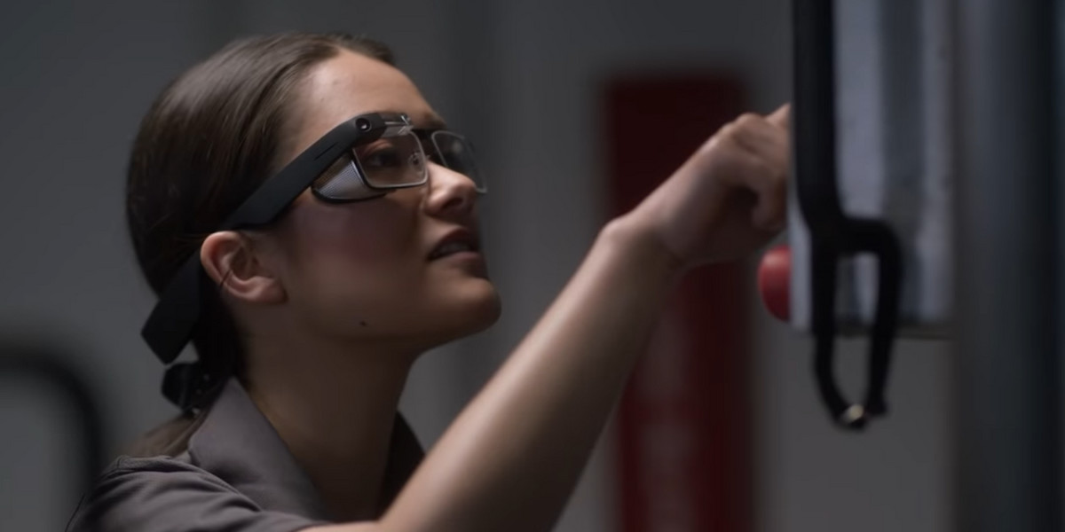 Okulary Glass Enterprise Edition 2 to według Google’a "mały i lekki komputer z przezroczystym wyświetlaczem, którego obsługa nie wymaga użycia rąk".
