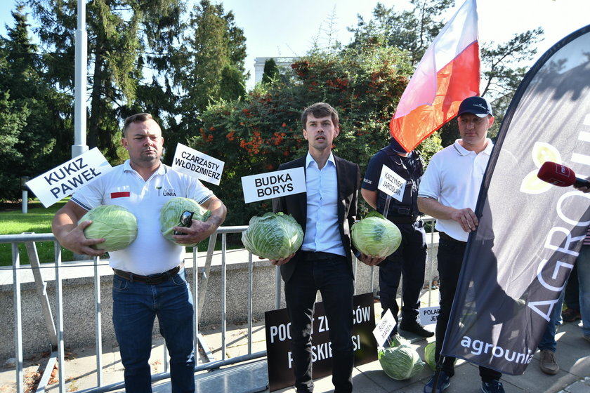 Kapuściany protest przed Sejmem