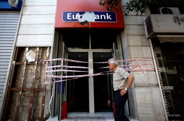 Zniszczona placówka greckiego banku EFG Eurobank Ergasias na placu Syntagma w Atenach.