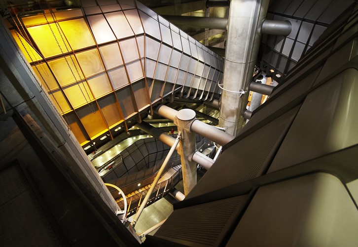 Londyńska stacja Westminster Underground działa w stolicy Wielkiej Brytanii od 1868 roku. W połowie lat 90. XX wieku stacja doczekała się generalnej przebudowy, przyjmując wygląd rodem z filmów science-fiction. O filmowym potencjale tego miejsca świadczyć może fakt, że w 2006 roku obiekt ten wykorzystano jako plan zdjęciowy do filmu Harry Potter i Zakon Feniksa.