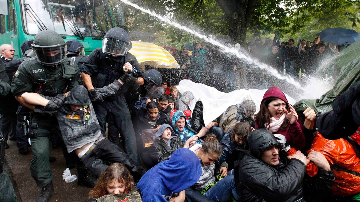 Co najmniej 116 osób odniosło obrażenia podczas czwartkowej interwencji policji przeciwko demonstrantom, którzy protestowali w Stuttgarcie, na południowym zachodzie Niemiec, przeciwko planom przebudowy węzła pasażerskiej komunikacji kolejowej.