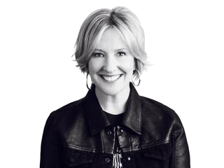 Brené Brown. Profesorka na Uniwersytecie w Houston, gdzie kieruje ufundowaną specjalnie dla niej przez Huffington Foundation katedrą. Od ponad dwóch dekad analizuje kwestie związane z odwagą, wrażliwością, wstydem i empatią.  Autorka sześciu bestsellerów „New York Timesa”. Jej książki przetłumaczono na ponad 30 języków. Jest też pierwszą badaczką, której wykład zarejestrował serwis Netflix