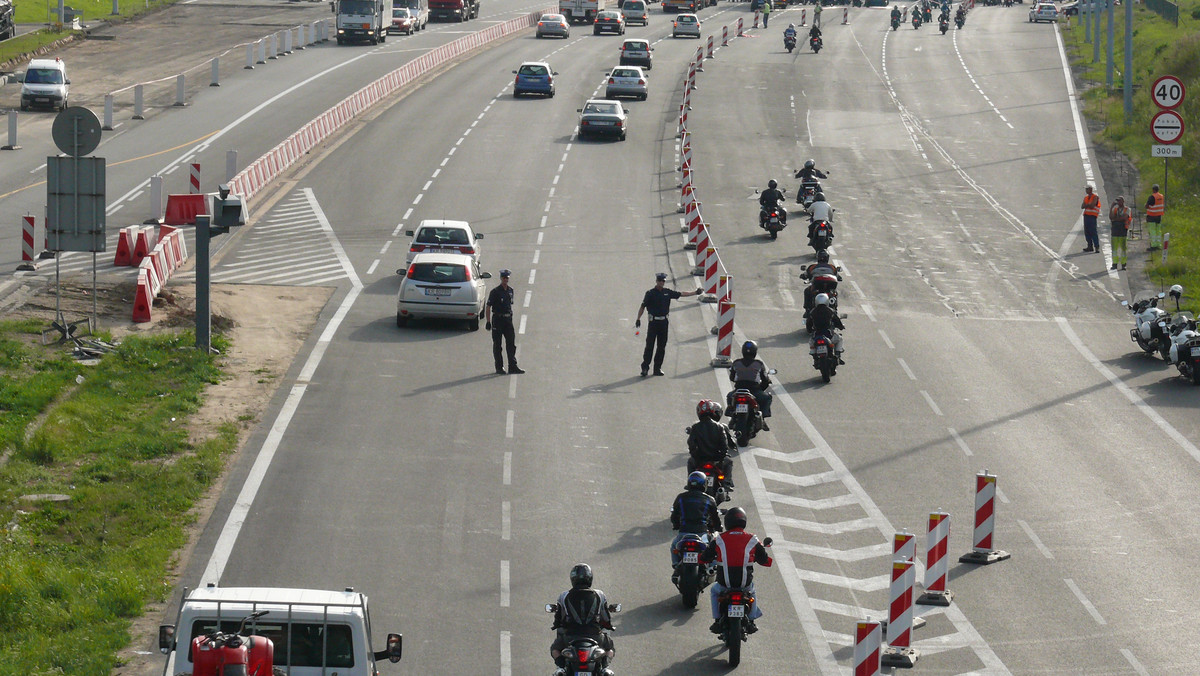 Motocykliści uważają, że stawki jakie płacą za przejazd autostradą (13zł)  są niesprawiedliwe i nie powinni płacić tyle co kierowcy samochodów. W związku z tym zaplanowali protest na autostradzie A4. Około stu motocyklistów blokuje bramki wjazdowych na autostradę od strony Krakowa. Policja nie radzi sobie z blokadą motocyklistów.