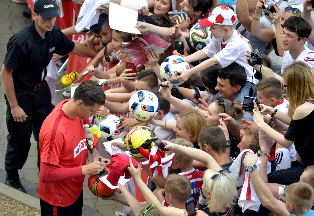Euro 2016: Lewandowski i Szczęsny na kręglach, Krychowiak na rowerze