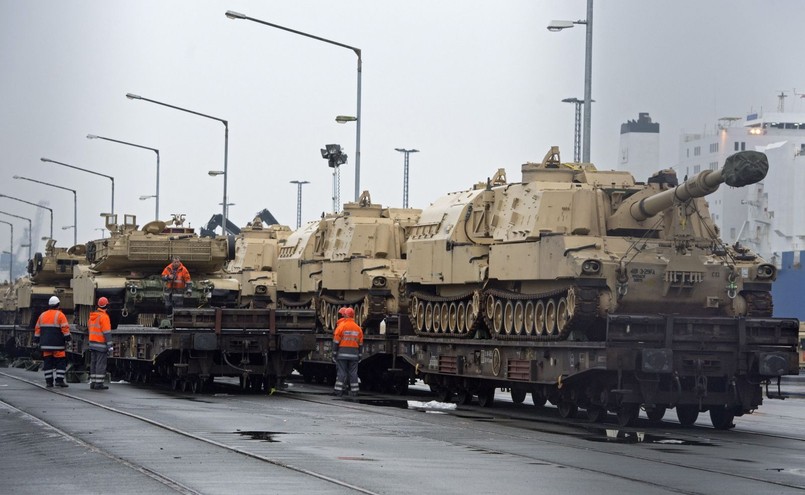 Wyładunek sprzętu amerykańskiej brygady w niemieckim porcie Bremerhaven