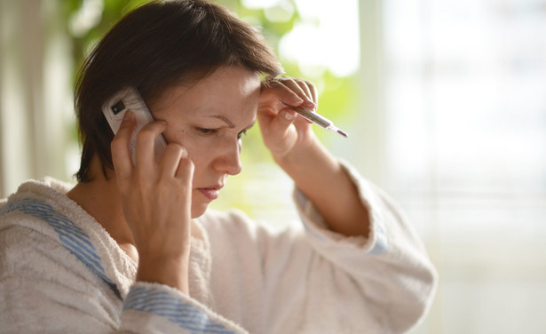 Chora kobieta dzwoni przez telefon, teleporada