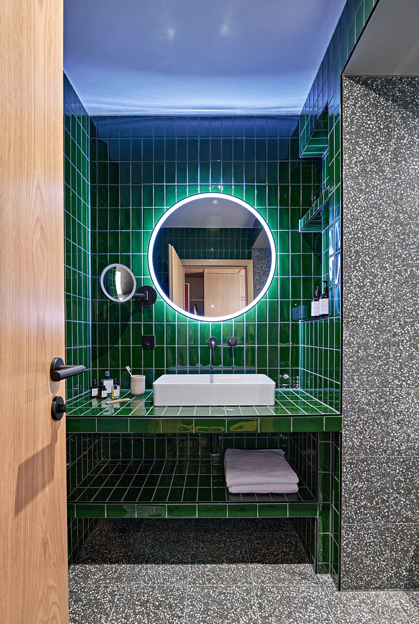 THE CŌMODO Was für ein Ort zum Zähneputzen! Eines der Badezimmer der neuen Designadresse in Bad Gastein.