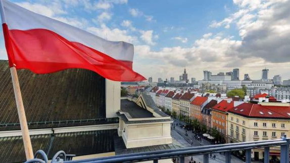 Dzień Flagi Rzeczypospolitej Polskiej obchodzimy 2 maja. Tego dnia Polacy z dumą wywieszają flagi na swoich balkonach i w oknach