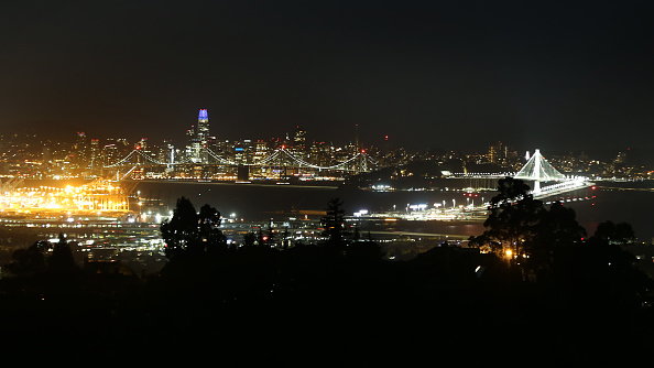 Miasto San Francisco i most Bay Bridge widziane ze wzgórz Oakland podczas przerwy w dostawie prądu 