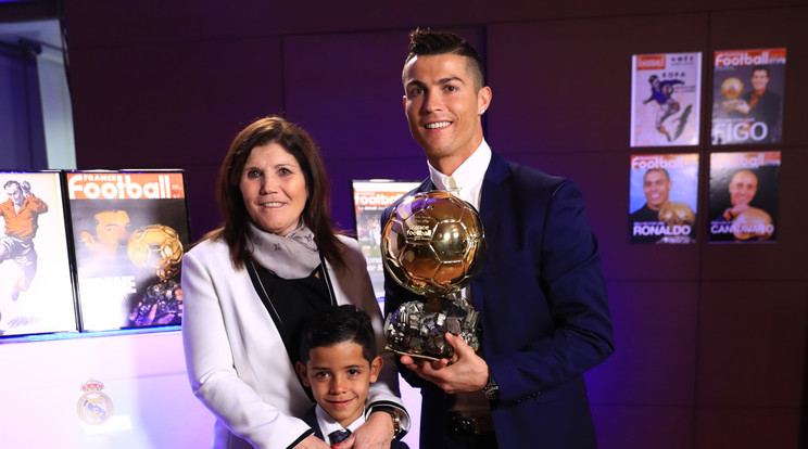 Cristiano Ronaldo fiával és édesanyjával /Fotó: AFP