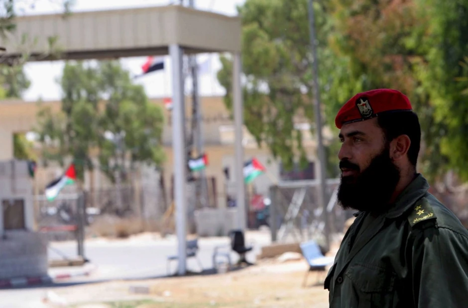 Palestinski službenik na kapiji Filadelfijskog koridora u Rafi 2007.