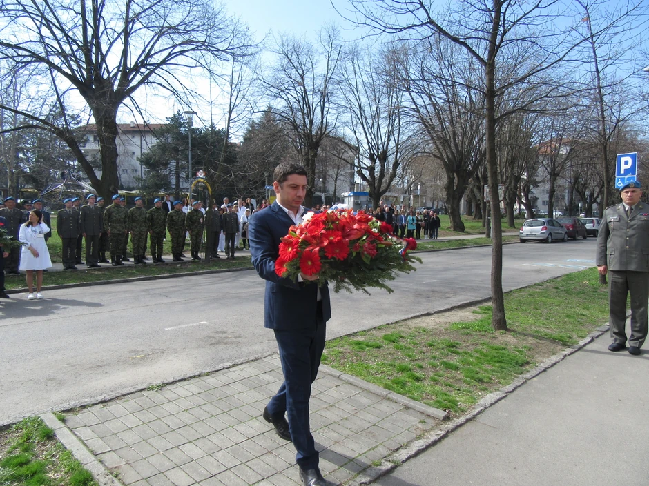 Dragomir Petronijević polaže vence