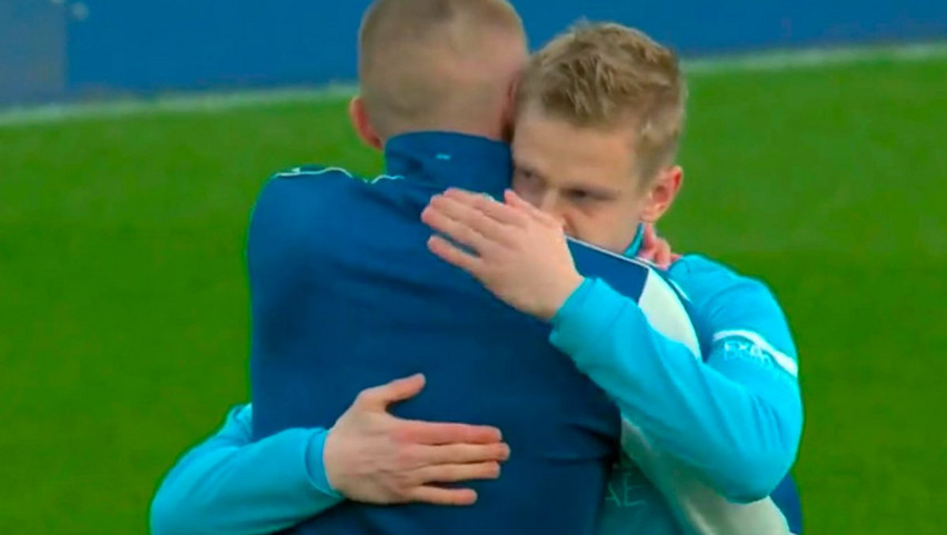 Könnyes találkozás: így ölelte egymást a brit stadionban az ellenfélként pályára lépő két ukrán futballista