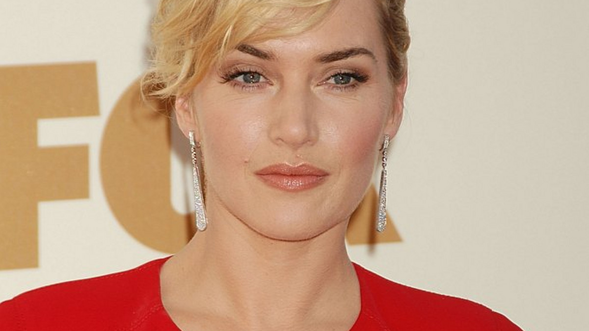 Wszystko wskazuje na to, że Kate Winslet wreszcie zapomniała o bolesnym rozstaniu z mężem Samem Mendesem. Paparazzi przyłapali ostatnio zdobywczynię Oscara w Londynie na randce z modelem Louisem Dowlerem, znanym z reklam marki Burberry. Oboje wyglądali na szczęśliwych i zakochanych. Goście klubu Groucho, gdzie para jadła kolację, potwierdzili, że aktorka i przystojny trzydziestoczterolatek wciąż się przytulali i całowali. Czy to początek wielkiej miłości?

fot. Ons.pl