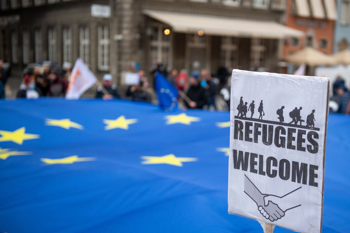 Przyjmować więcej migrantów spoza UE? Oto co myślą Polacy [SONDAŻ]