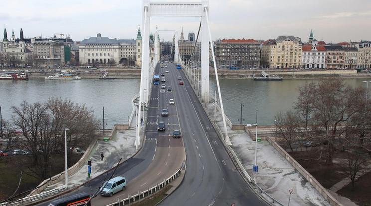Szerdán délután nem sokkal kettő óra körül, egyszerűen megállt egy autós az Erzsébet hídon a buszsávban / Fotó: Fuszek Gábor