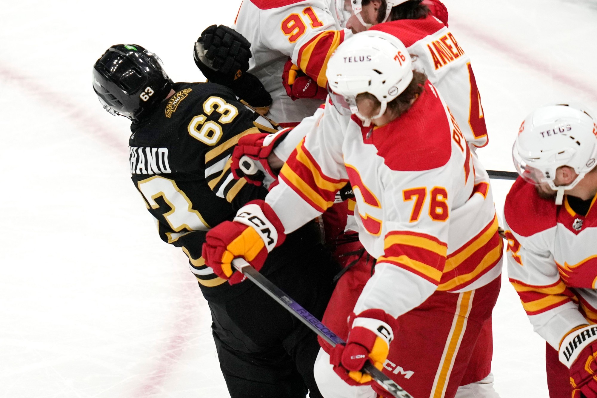 Slovenský hokejista Martin Pospíšil (Calgary Flames) a hráč Bostonu Bruins Brad Marchand.