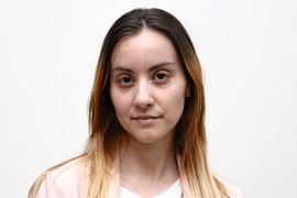 Jovana je u naš salon ušla sa potpuno POGREŠNOM BOJOM KOSE i rekla da želi TRANSFORMACIJU, a mi smo joj  ispunili želju! Promenili smo frizuru iz korena i ona je sada druga žena