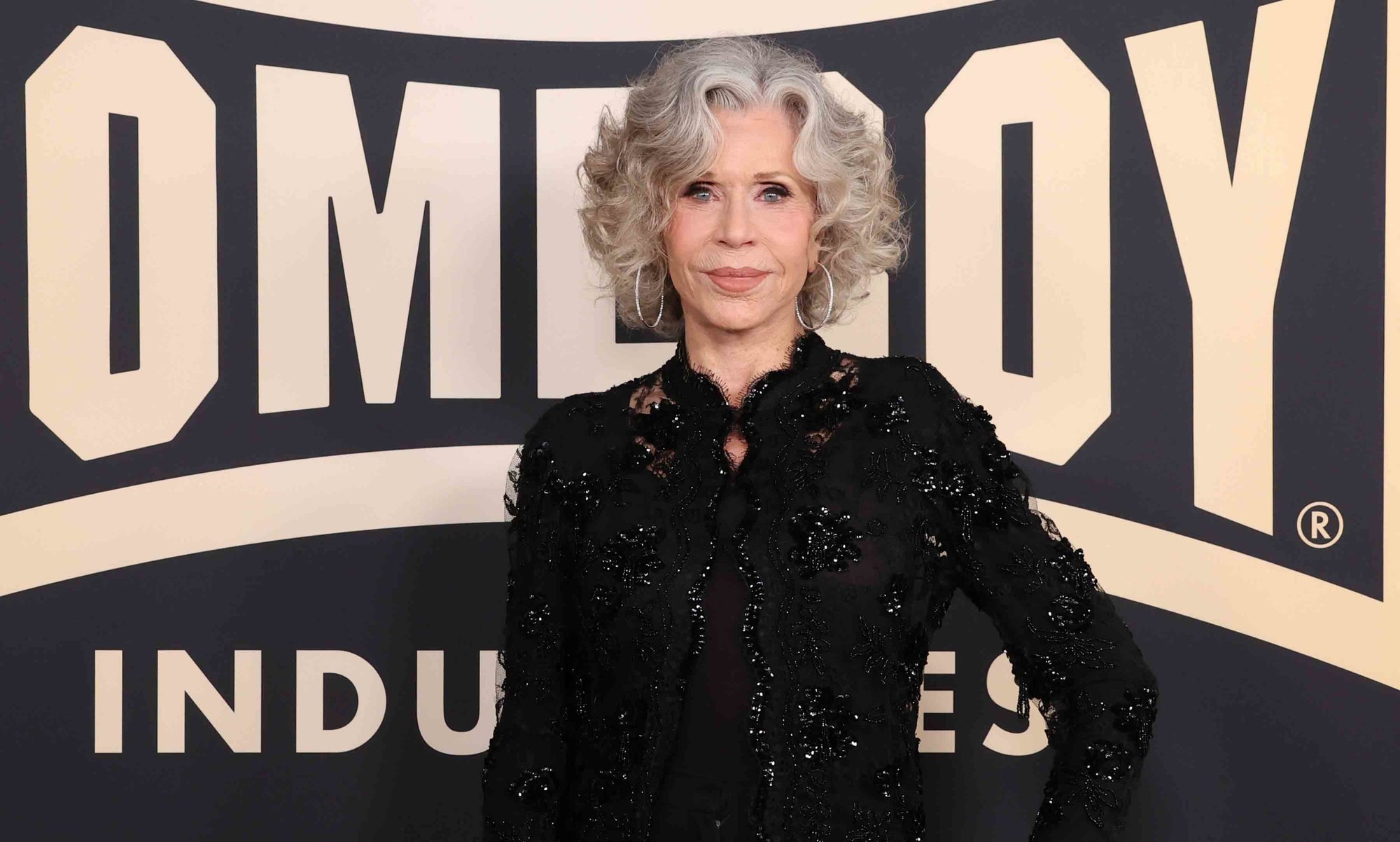 Ikona elegancie Jane Fonda je živým dôkazom, že vek je len číslo. Jej legendárny krátky strih s bohatým objemom od korienkov funguje ako dokonalý optický lifting.