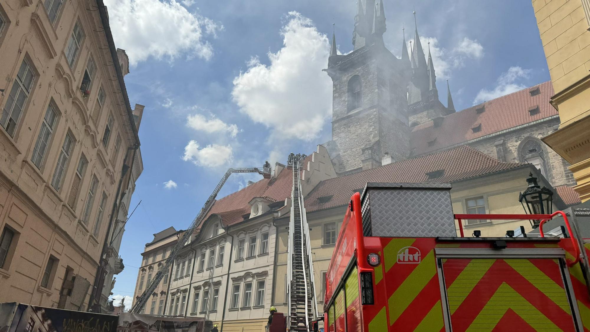 VIDEO Rozruch v historickom centre Prahy: Hasiči zasahovali pri požiari strechy!