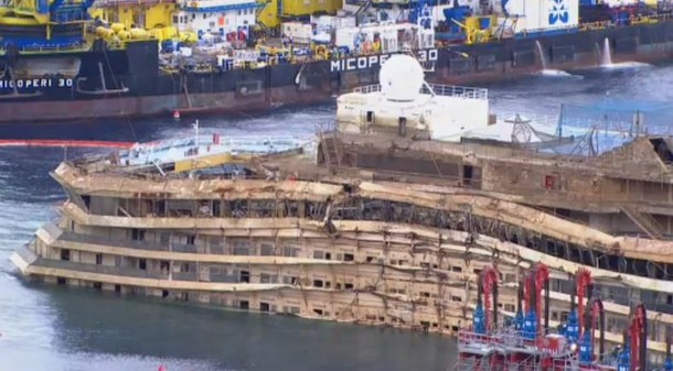 Rufa statku 'Costa Concordia'. Na burcie, która przez dwa lata zanurzona była pod wodą widać zniszczenia powstałe w skutek zderzenia ze skałami. źródło: Reuters