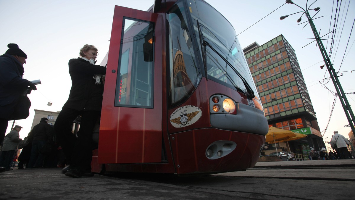 Gdy okazało się, że w przyszły czwartek i piątek autobusy będą jeździły jak w dni wolne, wśród pasażerów zawrzało. KZK GOP częściowo się ugiął.