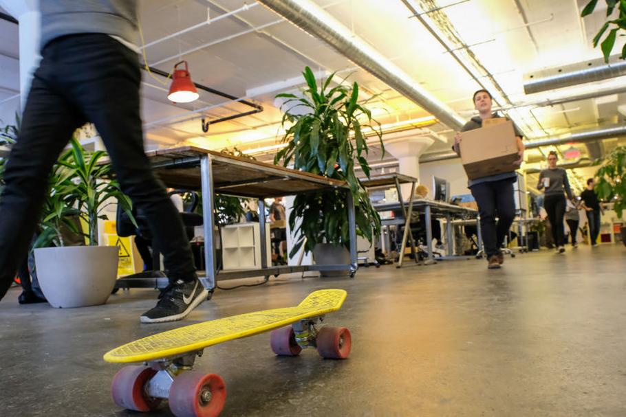 Start-upy są gloryfikowane jako wymarzone środowisko pracy. Na zdjęciu biuro coworkingowe dla start-upów w Montrealu, Kanada