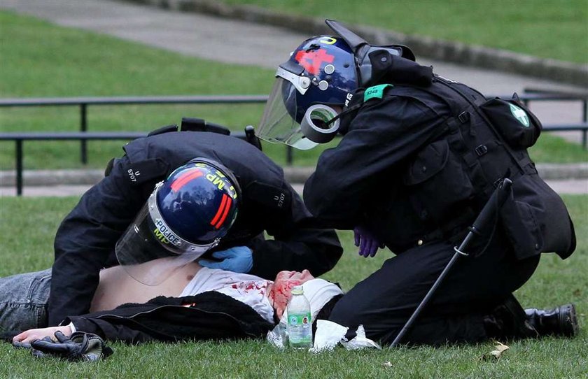 Studenci biją się z policją, atakują auto księcia Karola Foty