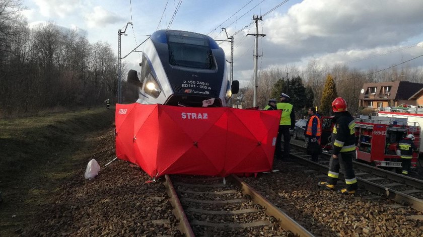 Tragedia na przejeździe kolejowym w Łódzkiem. Samochód pod pociągiem