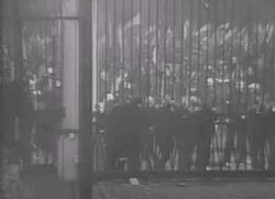 Widok zza bramy. Rosyjska ambasada publikuje nagrania. WIDEO