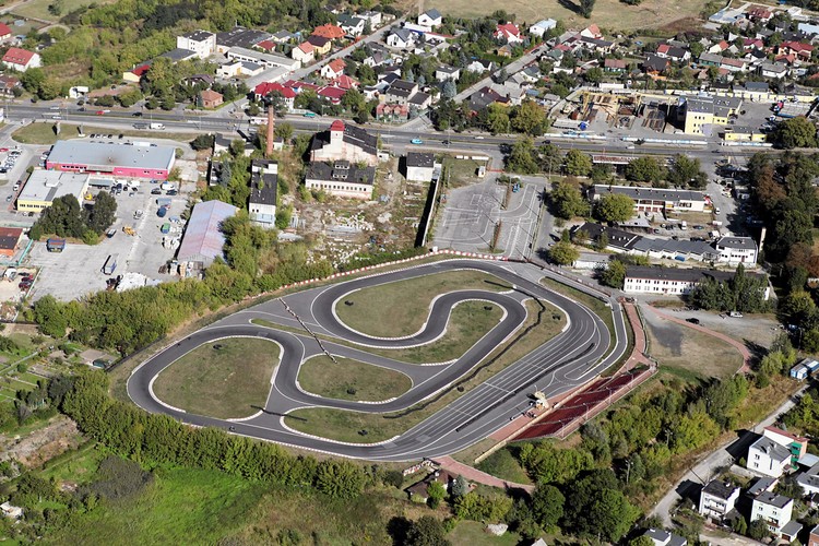 W ramach walki z bezrobociem miasto wprowadza ciekawe rozwiązanie: <a href='http://forsal.pl/artykuly/736030,darmowa-komunikacja-miejska-dla-bezrobotnych-w-radomiu.html'>bezrobotni będą mogli jeździć za darmo autobusami komunikacji miejskiej</a>, pod warunkiem, że celem ich podróży jest urząd pracy. Z ulgi będzie mógł skorzystać każdy bezrobotny bez prawa do zasiłku, zarejestrowany w Powiatowym Urzędzie Pracy. Na zdjęciu: Radom z lotu ptaka. Tor kartingowy