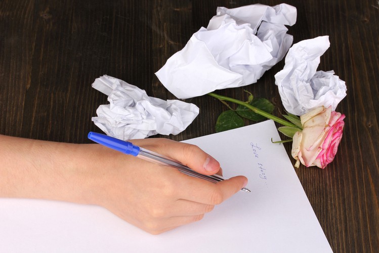 3. Opowiadanie o swoim życiu osobistym. Wprawdzie historie z życia prywatnego mogą być użyteczne w trakcie starania się o pracę, ale lepiej zostawić je na rozmowę kwalifikacyjną – i ograniczyć do tych, które pokażą pracodawcy te nasze cechy, które mogą przydać się w pracy.