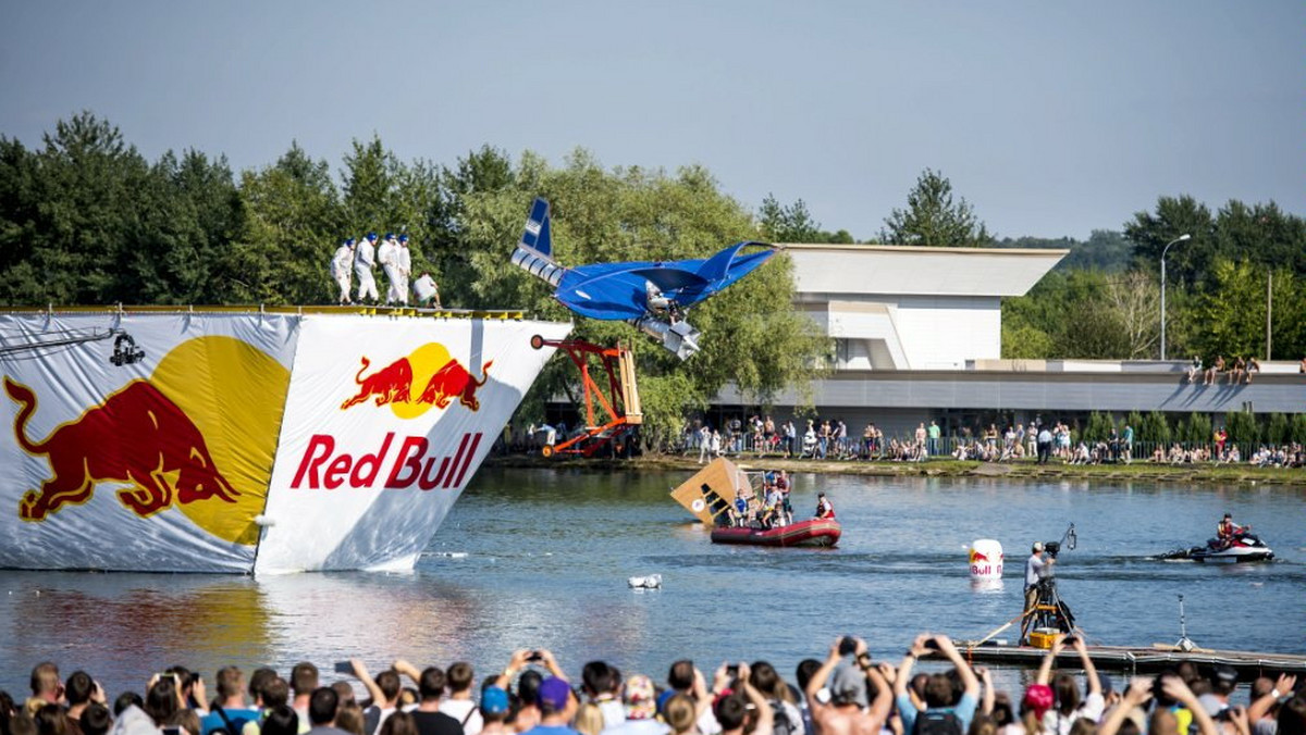 W zbliżającym się 5. Konkursie Lotów Red Bull wystartuje wiele zwariowanych drużyn. Przedstawiamy jedną z nich: B-25.