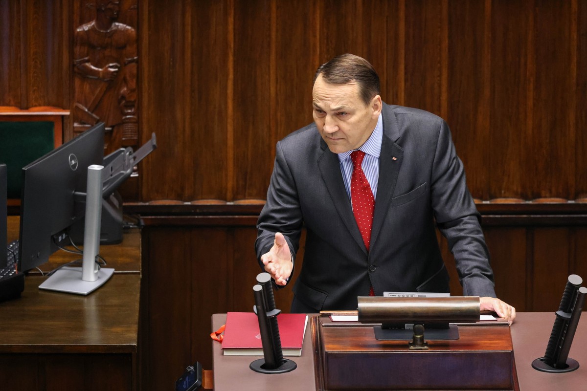 Wicepremier, minister spraw zagranicznych Radosław Sikorski podczas wystąpienia na sali obrad Sejmu
