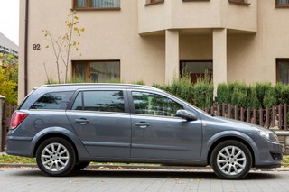 Czy sąsiad ma prawo parkować przed moim domem? Kodeks drogowy, a parkowanie przed posesją 2026