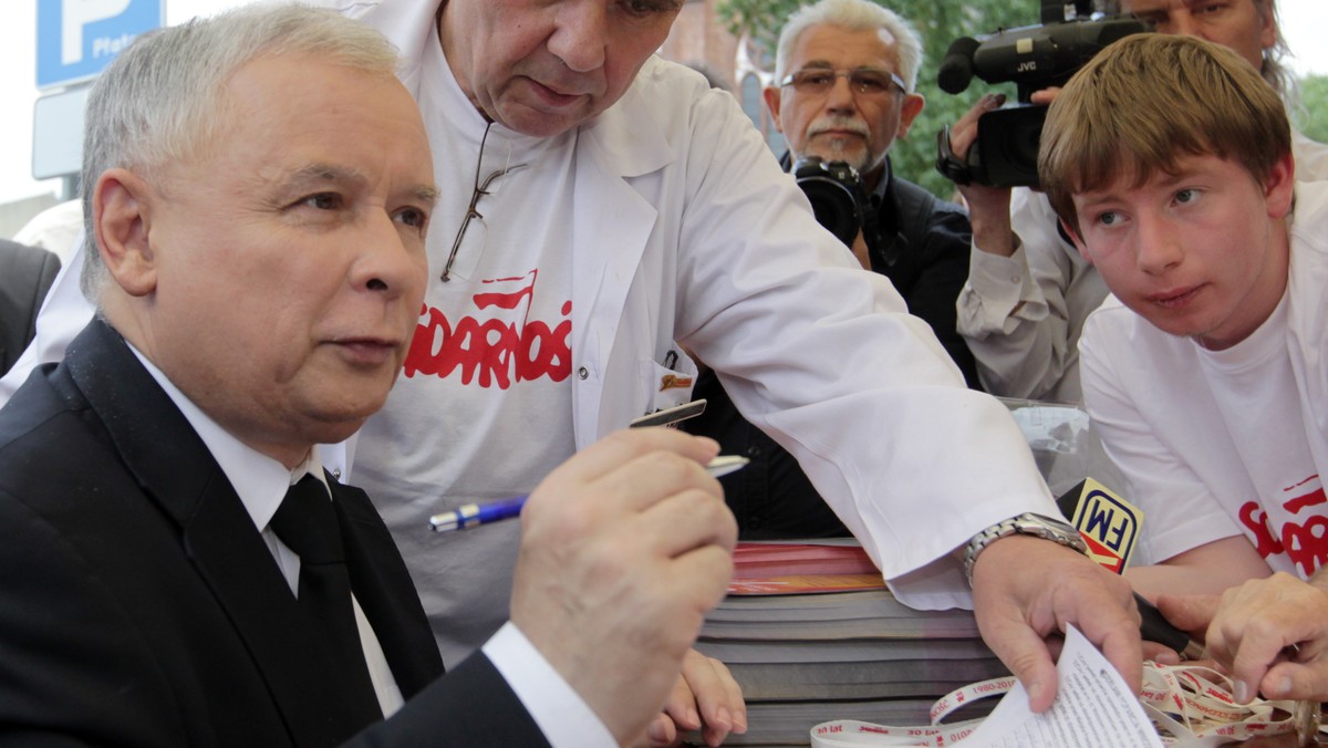 Prezes PiS Jarosław Kaczyński dzisiaj przed Szpitalem Praskim w Warszawie podpisał się pod wnioskiem o referendum ws. komercjalizacji m.in. publicznej służby zdrowia. Podpisy pod wnioskiem zbierała tam NSZZ "Solidarność", która włączyła się w akcję PiS.