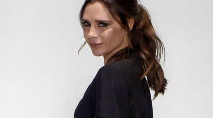 Ilyet még nem láttál! Victoria Beckham mosolyog! -Fotó!