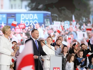 Ubiegający się o reelekcję prezydent Andrzej Duda wraz z małżonką Agatą Kornhauser-Dudą i córką Kingą podczas wieczoru wyborczego w Pułtusku