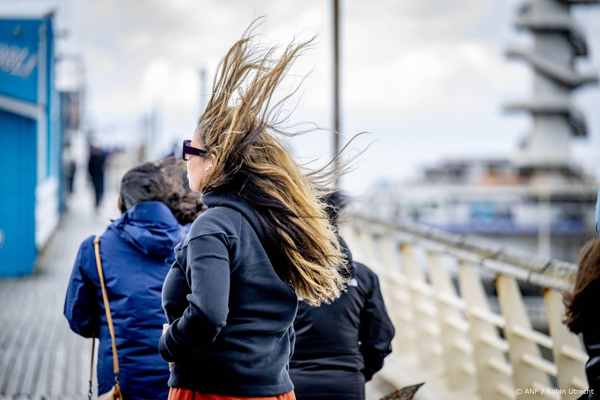 Eerste herfststorm slaat toe - windkracht 9 in IJmuiden