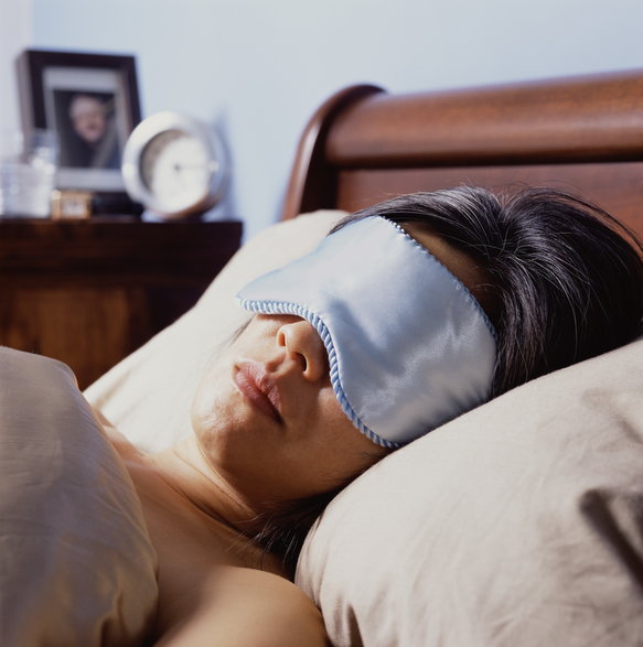 Zatyczki do uszu i opaska na oczy mogą pomóc redukować hałas zewnętrzny, który zaburza twój sen (zdjęcie ilustracyjne)
