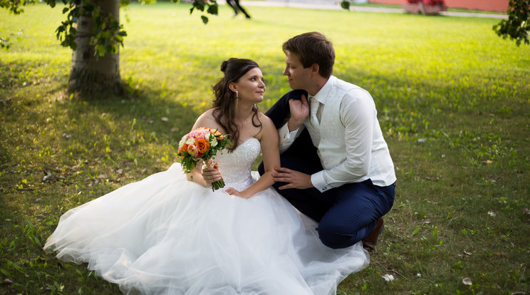 Pálinkás Csaba és felesége, 
Noémi láthatóan vigyázott, 
nehogy a menyasszonyi 
ruhára is lábnyom kerüljön