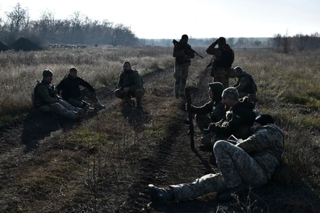Ukrajinski vojnici iz 65. mehanizovane brigade odmaraju tokom obuke u regionu Zaporožja 19. novembra
