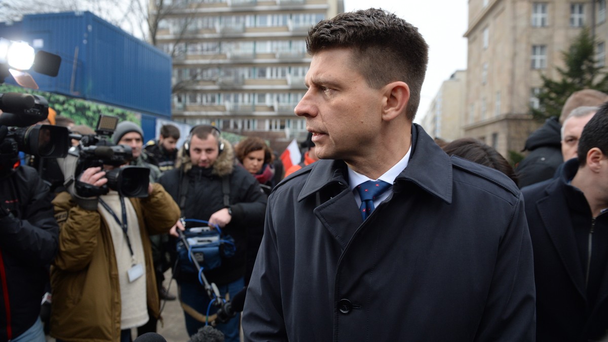 Lider Nowoczesnej Ryszard Petru powiedział dziś dziennikarzom przed Sejmem, że jeżeli "sytuacja dwuwładzy i braku zrozumienia PiS-u, że utracił poparcie społeczne" będzie się utrzymywać, niezbędne będą przedterminowe wybory. Nowoczesna poinformowała też, że składa zawiadomienie do prokuratury, w związku z możliwością popełnienia przestępstwa przez marszałka Sejmu.